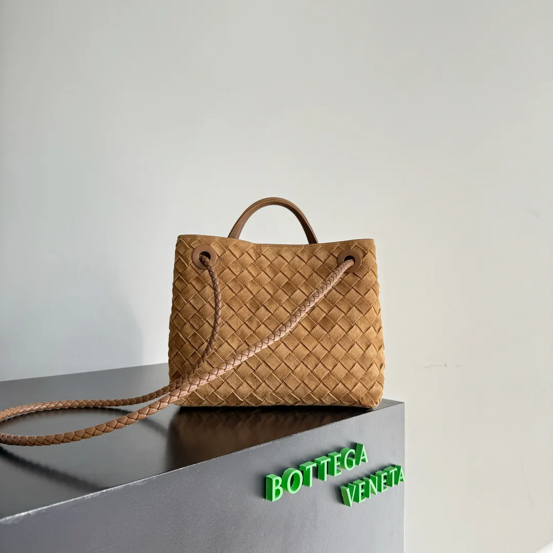The 2023 new Andiamo batch of 1960 BV has been shipped‼ ️Really popular🔥The new Andiamo woven handbag launched by Bottega Veneta this season is really popular all over the world! ! Celebrities at home and abroad have worn it, and Oscar-winning actress Michelle Yeoh has taken it out on the street. Song Jia, Trai Yara, Yu Feihong, Sanji Ayaka, Rosie Hunting-Whiteley, Yoshioka Riho, etc. have all picked up this bag. It is classic and versatile, showing off its temperament, and the bag capacity is also large, which is very convenient for daily commuting! ! A variety of carrying methods, the shoulder straps can be adjusted by yourself, the original lambskin feels soft and delicate, and the neutral style is created to break gender boundaries and bring a more practical and longer-lasting use experience. Andiamo, which has both elegant and casual styles, perfectly interprets the true appearance of "fashionable old money style". Style number: 743568 (suede) Size: 25*22*10.5cm